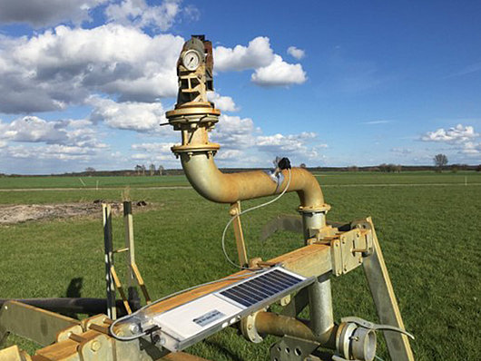Wasserpumpe und Rohre auf dem Feld