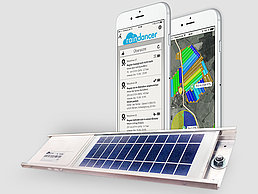Zwei Handybildschirme mit der Anzeige der raindancer App und einem Solarpanel.
